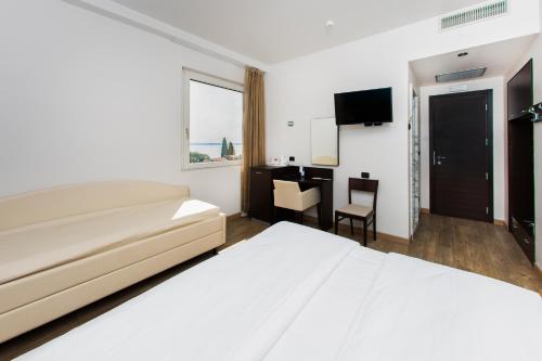 1 queen bed, 1 twin bed