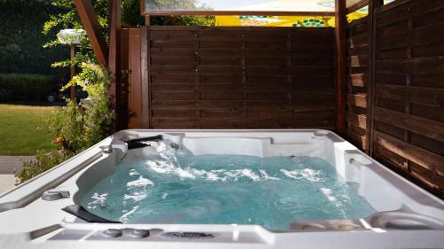 熱水浴缸, 安妮歐套房酒店 (Enalio Suites) in 萊查伊奧