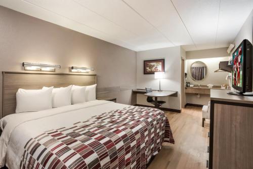 Red Roof Inn Philadelphia - Trevose - image 2