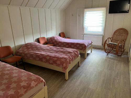 3 twin beds