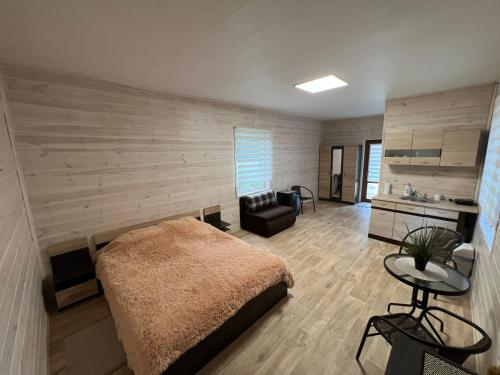 1 queen bed, 1 sofa bed