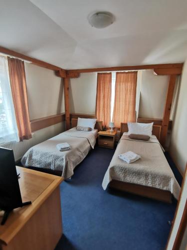 2 twin beds