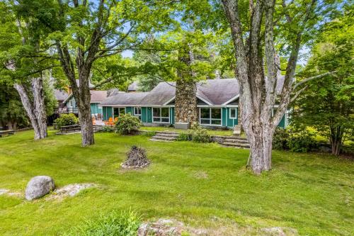 Five Chimneys Lake House in Schroon Lake, USA