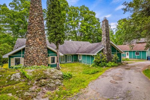 Five Chimneys Lake House in Schroon Lake, USA