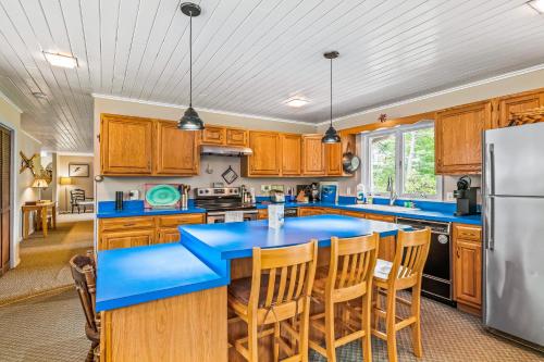 Five Chimneys Lake House in Schroon Lake, USA
