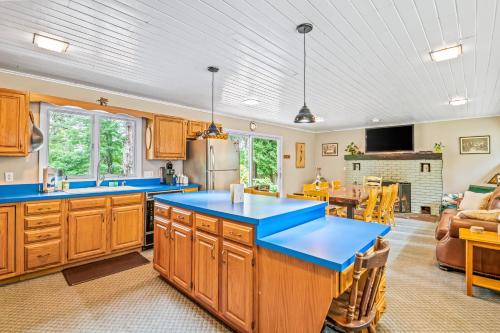 Five Chimneys Lake House in Schroon Lake, USA