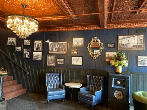 ردهة, Midnight Sun, a Coast Hotel in Dawson City