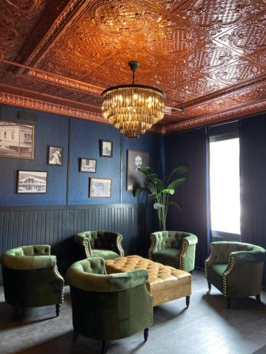 ردهة, Midnight Sun, a Coast Hotel in Dawson City