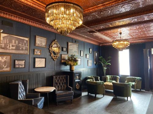 ردهة, Midnight Sun, a Coast Hotel in Dawson City