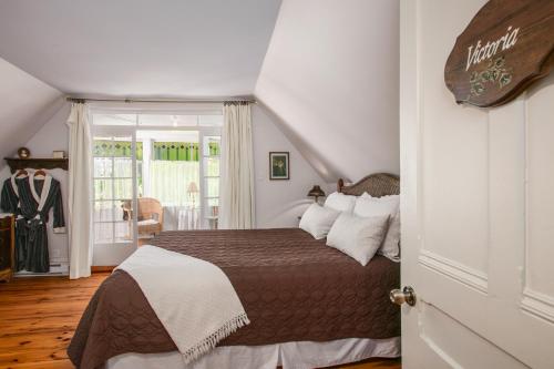 1 queen bed, 1 twin bed