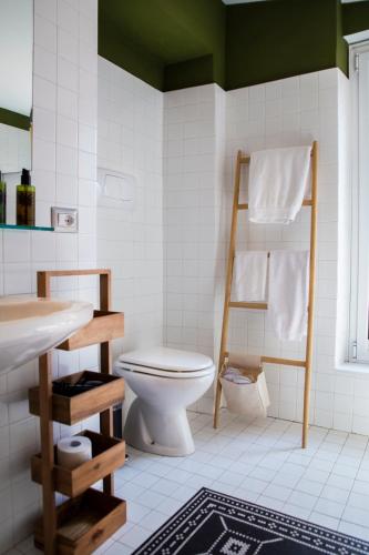 One-Bedroom Apartment image 7