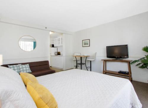 Vacation Apartment for Couples in Honolulu Hawaii thumb 2