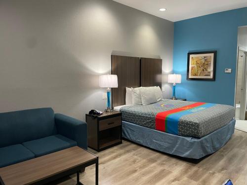King Room - Non-Smoking room in Haven Inn & Suites Downtown Houston.