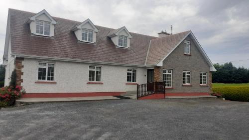 B&B Ballaghaderreen - Spacious 6 Bed House 10 minutes from Knock Airport - Bed and Breakfast Ballaghaderreen