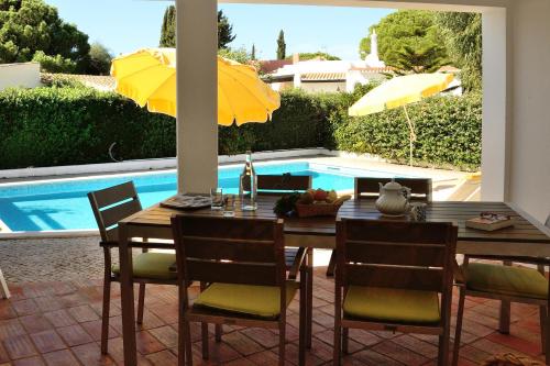 Three-Bedroom House with Swimming Pool image 7
