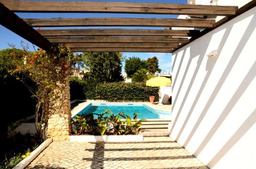 Three-Bedroom House with Swimming Pool image 8