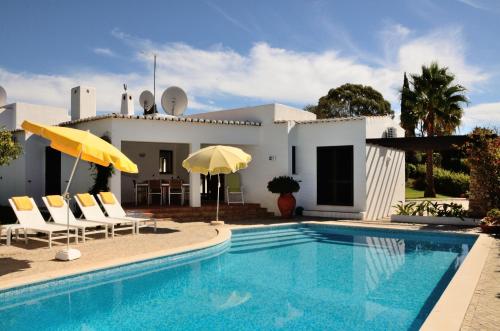 Three-Bedroom House with Swimming Pool room in Quinta Do Paraiso - AL
