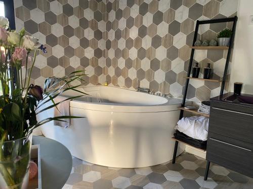 Chambre chaleureuse avec jacuzzi