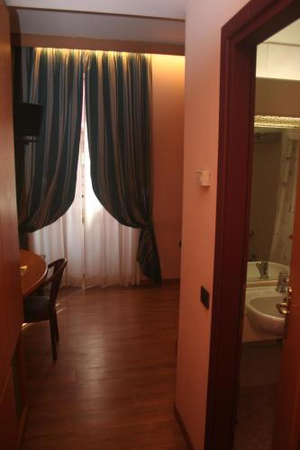 Albert Hotel - image 7