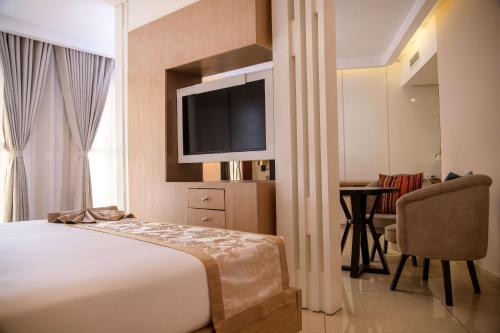 Junior King Suite image 8