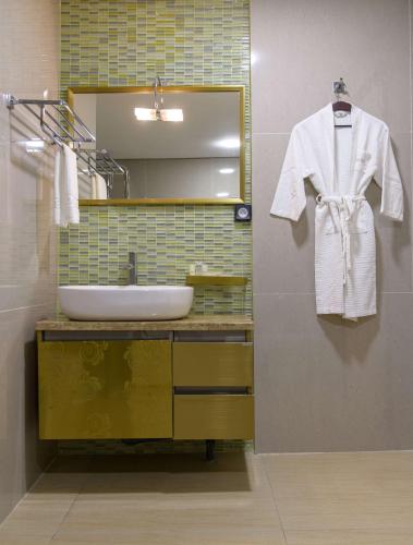 Junior King Suite image 5