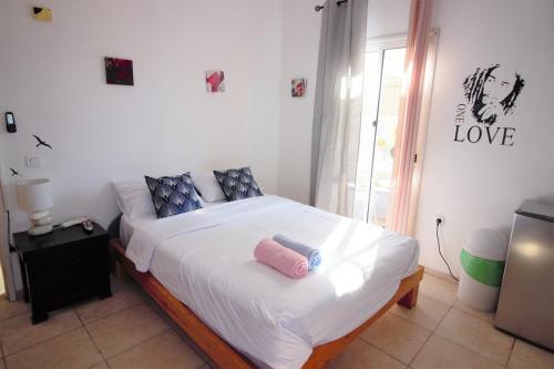 Double Room with Shared Bathroom and Balcony image 4