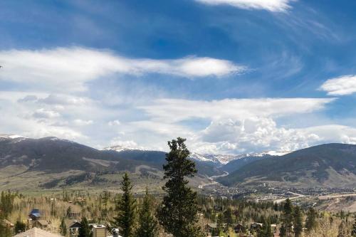 Updated Wildernest Escape with Deck and Mtn View! Silverthorne Colorado