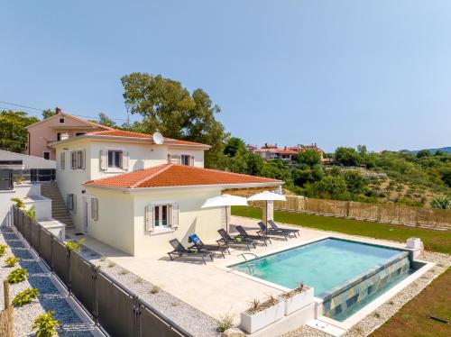 Three-Bedroom Villa image 2
