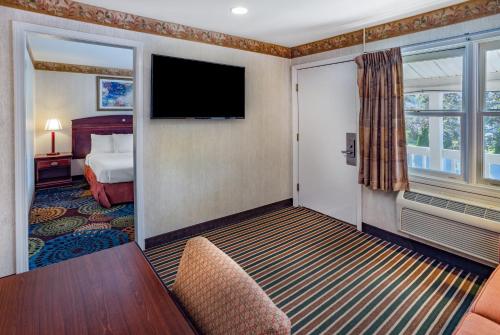 One-Bedroom Queen Suite - Non-Smoking