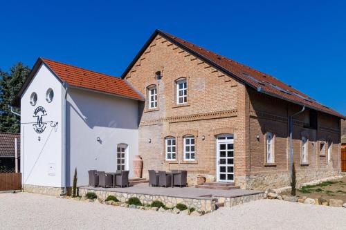 Magtár Villa