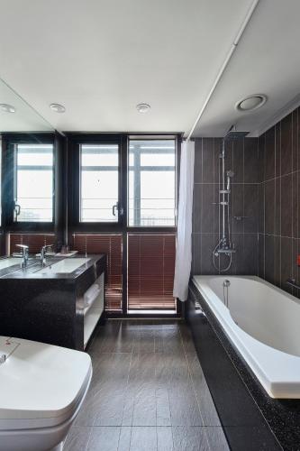 room detail thumbnail 2