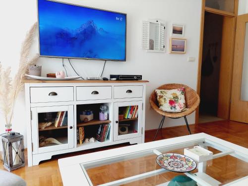 One-Bedroom Apartment with Balcony and Mountain View   image 10