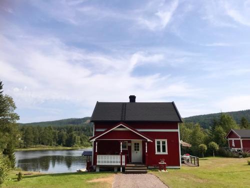 . Villa Granhede -sjöläge med badtunna, eldstad med mera