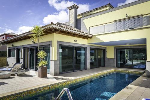 Villa El Cortijo Golf PJ71 by VillaGranCanaria cottage Ille-et-Vilaine
