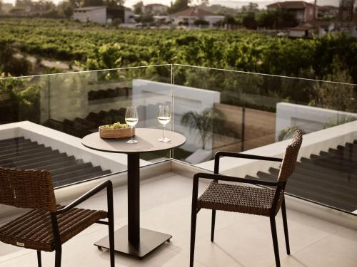 Balkons/terase, Anthis Luxury Villas - A Haven of Serene Modern Elegance, by ZanteWize in Kalpaki