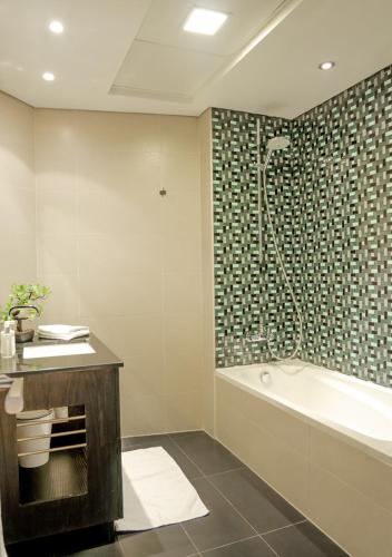 Nasma Luxury Stays - Cayan Tower - image 14