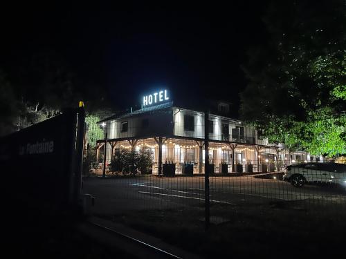 . Hôtel Logis Restaurant La Fontaine