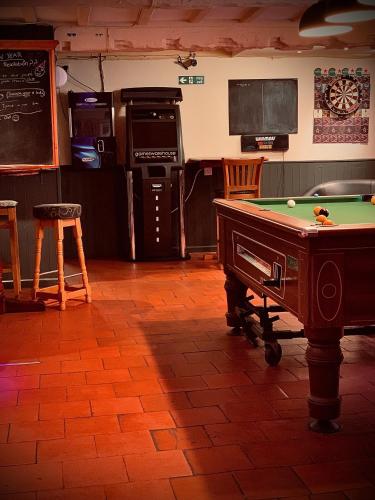 Cain Valley Hotel - image 5