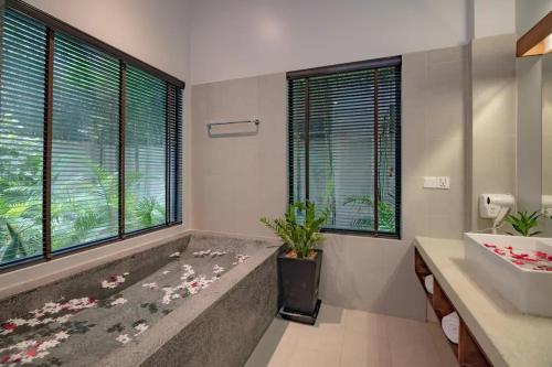 room detail thumbnail 2