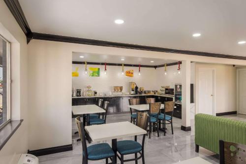 Quality Inn - image 9