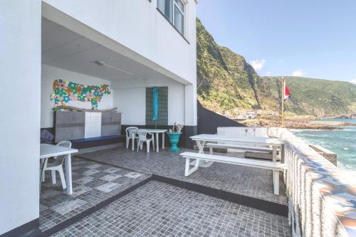 The Waves Hostel by Amazing Madeira 3