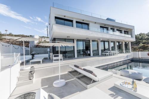 Designer Villa Pacifica with private pool, hot tub and A/C close to Sitges gîte à louer Catalogne