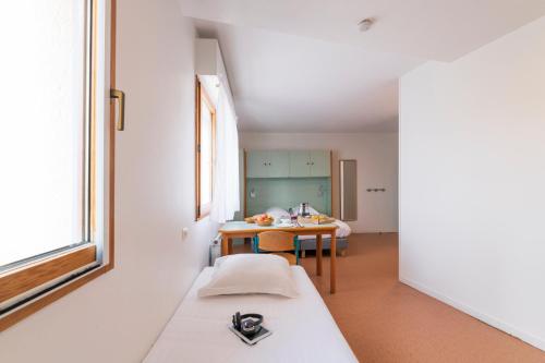 1 double bed, 1 twin bed
