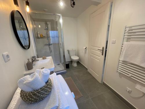 Bathroom, Grand studio tout equipe proche Paris & Disneyland in Ozoir-la-Ferriere