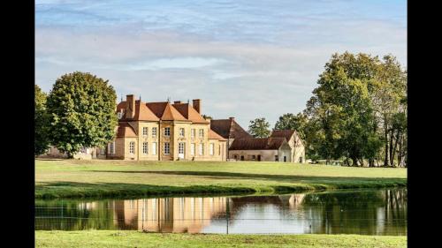 Les Louteaux - Splendide Château du XVIII -Piscine- Parc de Lamas gîte à louer Gennetines