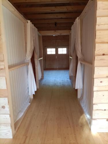 2 king beds, 1 double bed, 6 twin beds