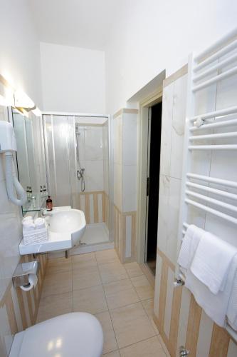 Bathroom, Hotel Sollievo in San Giovanni Rotondo