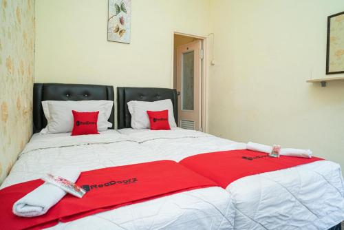 RedDoorz near Cyber Mall - Sukun