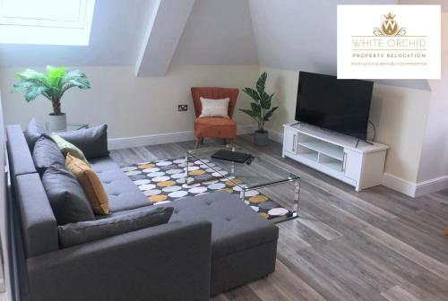 Serviced Accommodation Hatfield Galleria University Free Parking Wi-Fi By White Orchid Property Relo