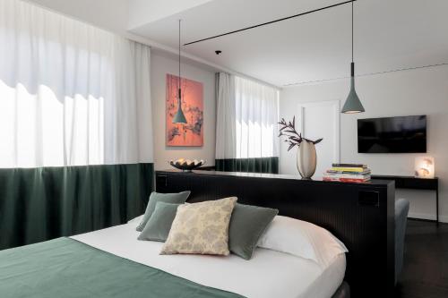 1 queen bed, 1 sofa bed